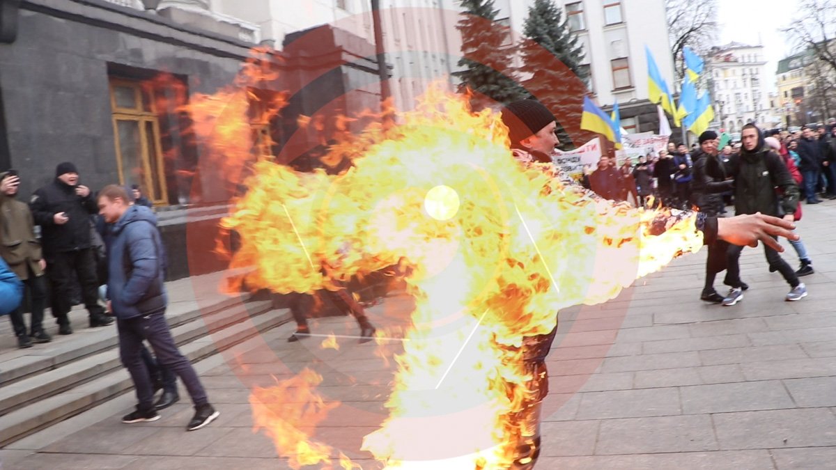 В среду, 26 февраля, в Киеве под Офисом президента мужчина облил себя одеколоном и поджег, находясь в толпе митингующих