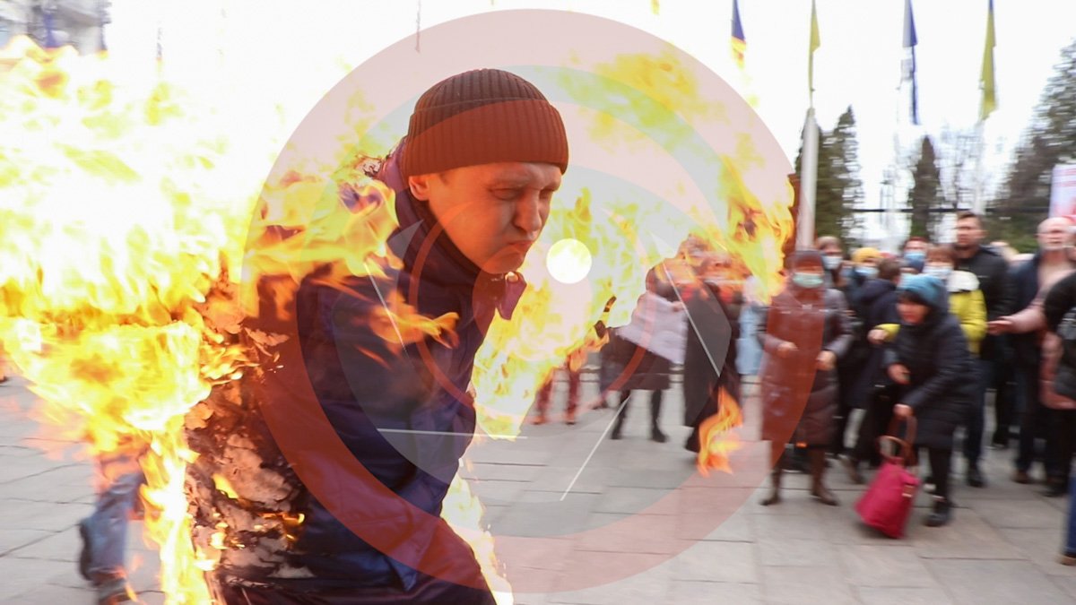 За секунду вся его одежда воспламенилась