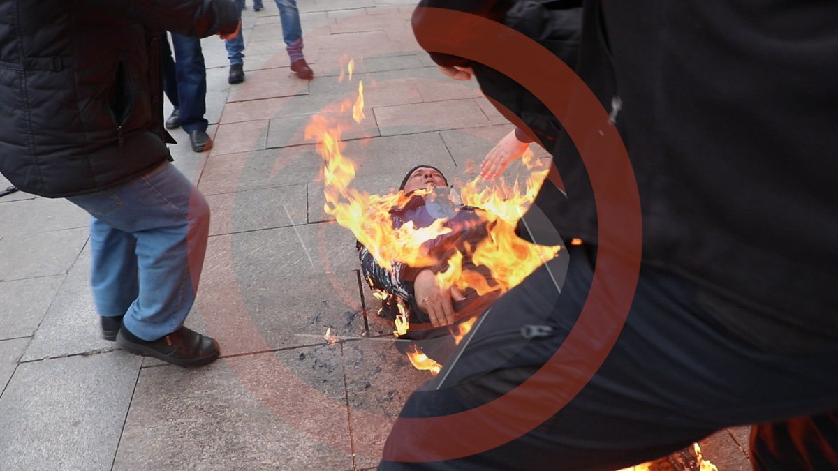 Загоревшись, Александр начал бегать среди толпы