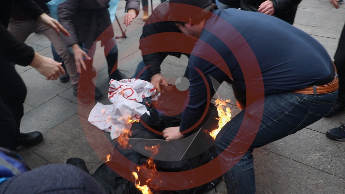 Спустя минуту вынесли огнетушитель и полностью потушили одежду мужчины