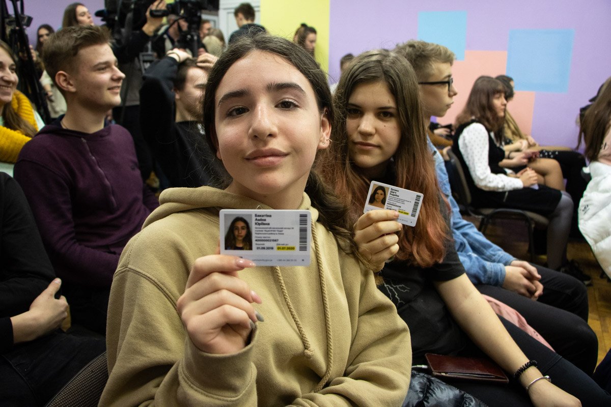 Школьники уже получили новые ученические 