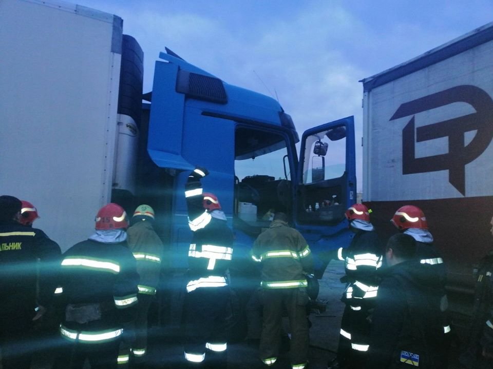 В Киеве мужчину насмерть придавило кабиной фуры В Киеве мужчину насмерть придавило кабиной фуры