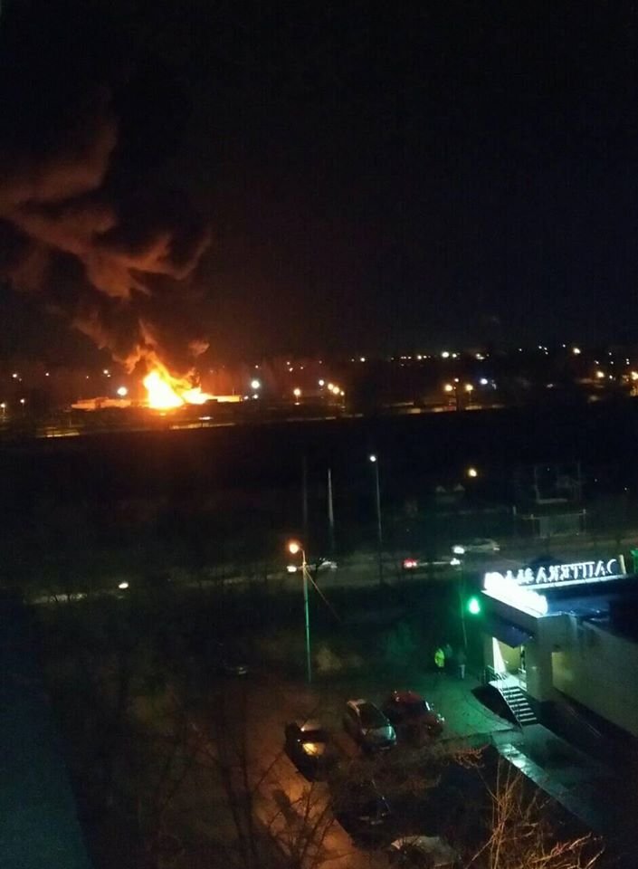 На территории гаражного кооператива горели пластиковая тара и поддоны