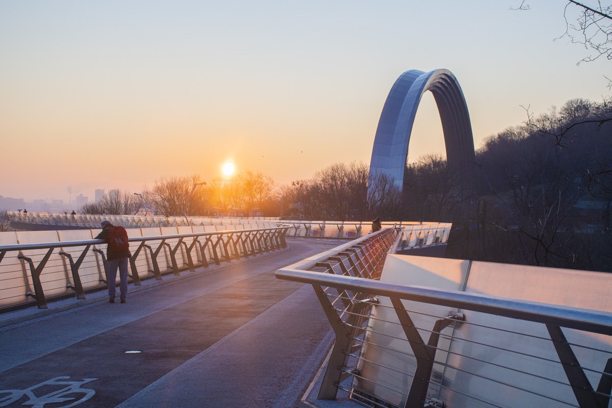 Хотите красоты - приходите к мосту встречать рассвет 