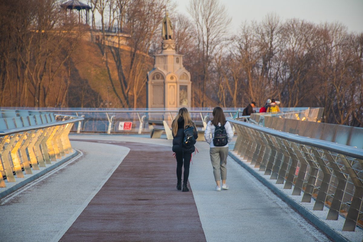 Немного, но все же люди гуляют по Киеву в 7 утра