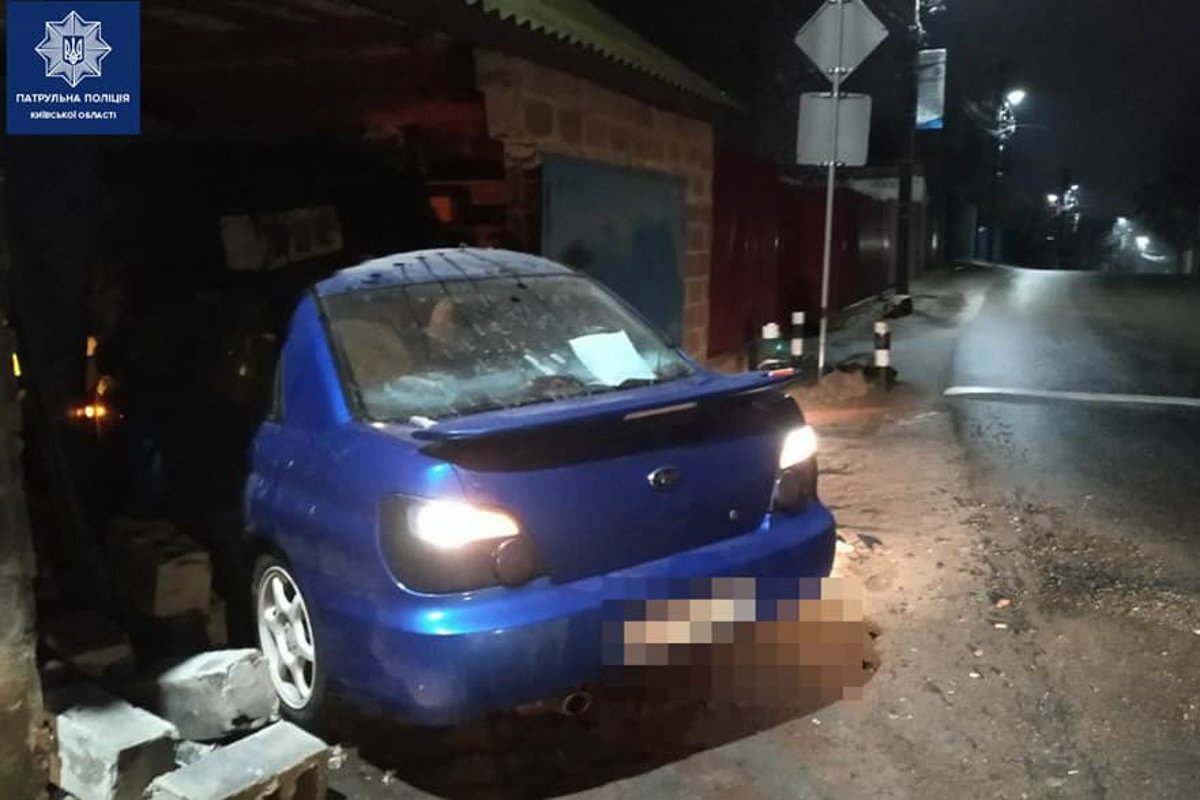 Автомобиль Subaru Impreza влетел в гараж Автомобиль Subaru Impreza влетел в гараж