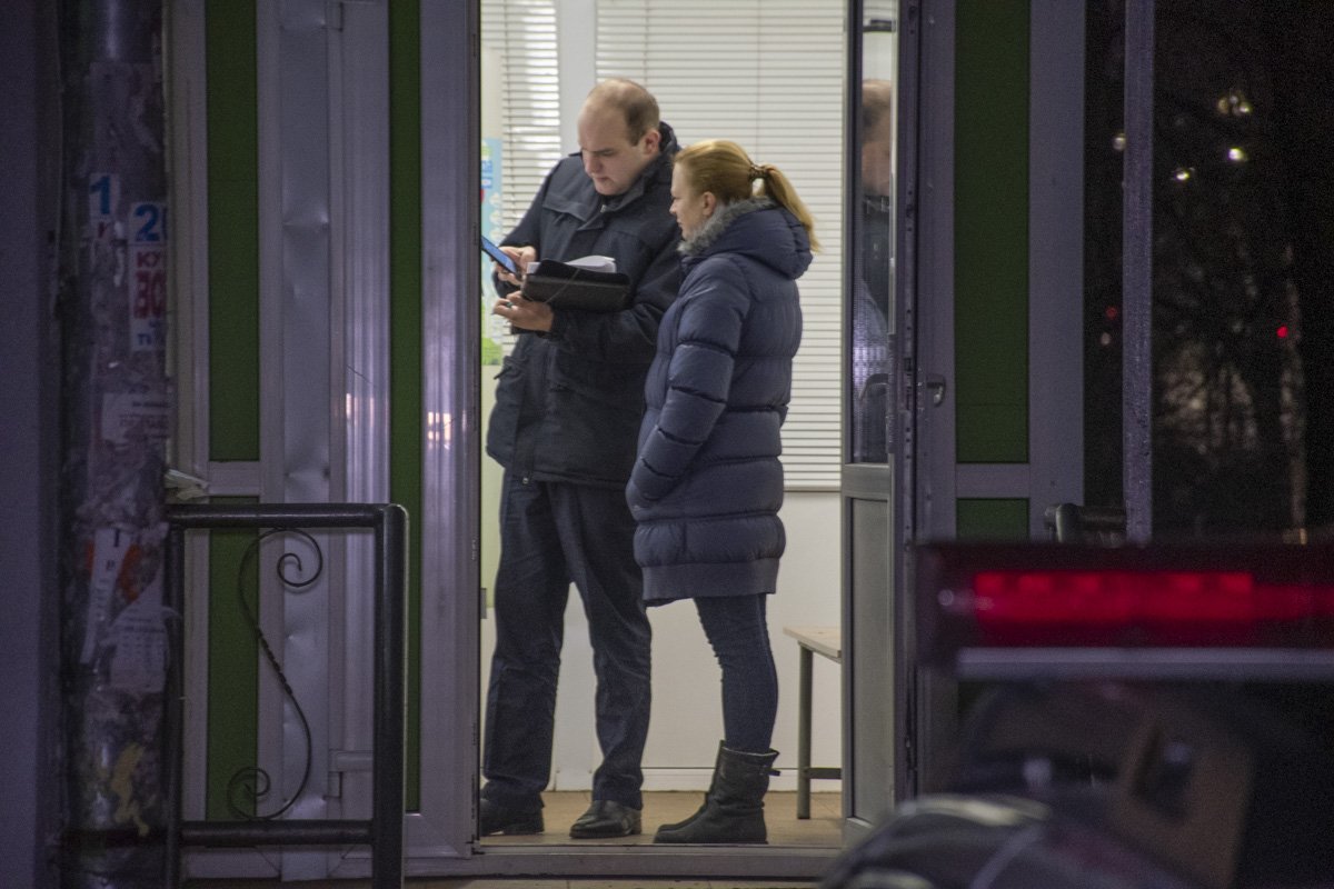 Злоумышленник ударил фармацевта, задул газом директора и украл 17 тысяч гривен из кассы Злоумышленник ударил фармацевта, задул газом директора и украл 17 тысяч гривен из кассы