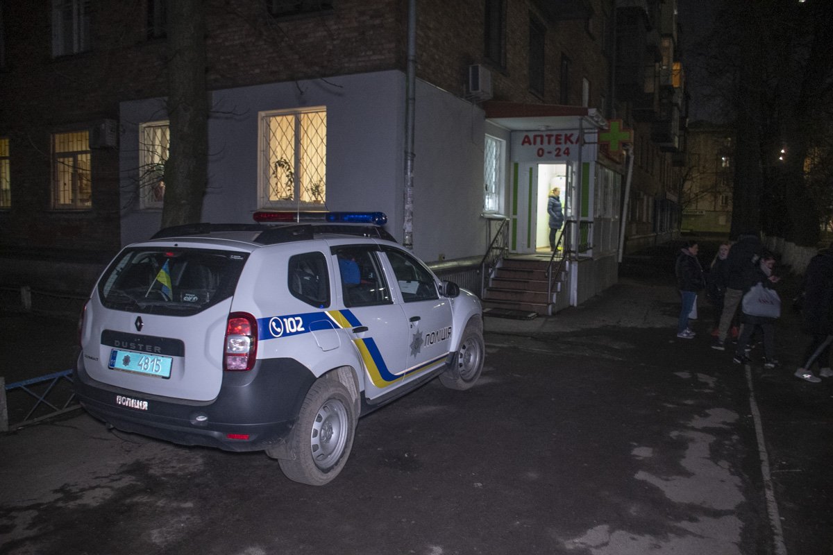 Подозреваемый был в медицинской маске и камуфляжной куртке. Мужчину ищет полиция Подозреваемый был в медицинской маске и камуфляжной куртке. Мужчину ищет полиция