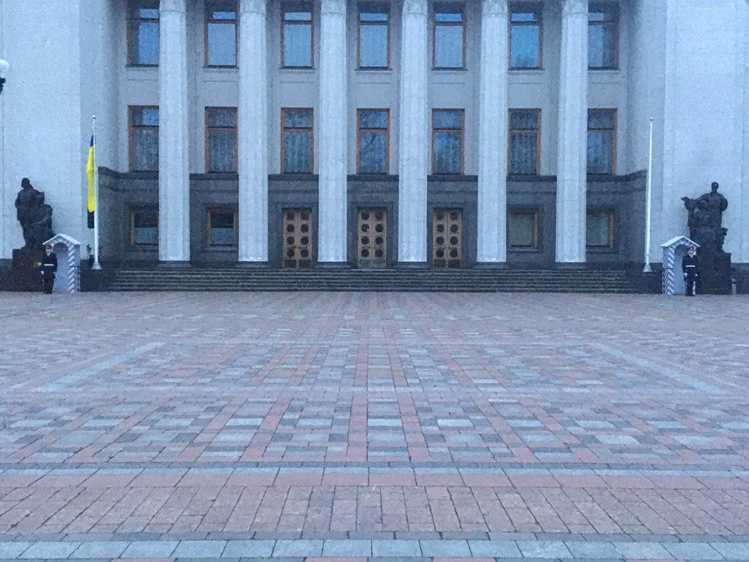 У стен Верховной Рады появились посты почетного караула