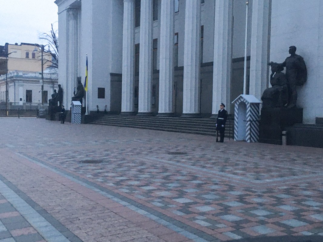 Гвардейцы будут стоять здесь в любую погоду по выходным и праздничным дням