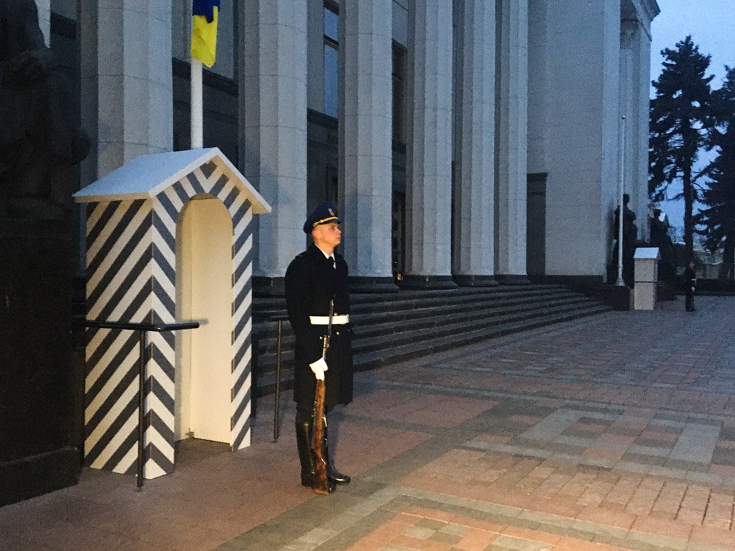 Караульные похожи на скульптуры