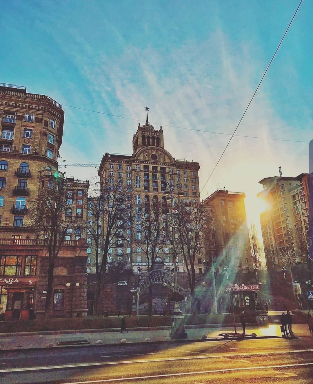 Но проще всего, конечно, делать потрясные снимки наверху. Особенно когда солнце служит естественным фильтром, как у @elenapuntiroli Но проще всего, конечно, делать потрясные снимки наверху. Особенно когда солнце служит естественным фильтром, как у @elenapuntiroli