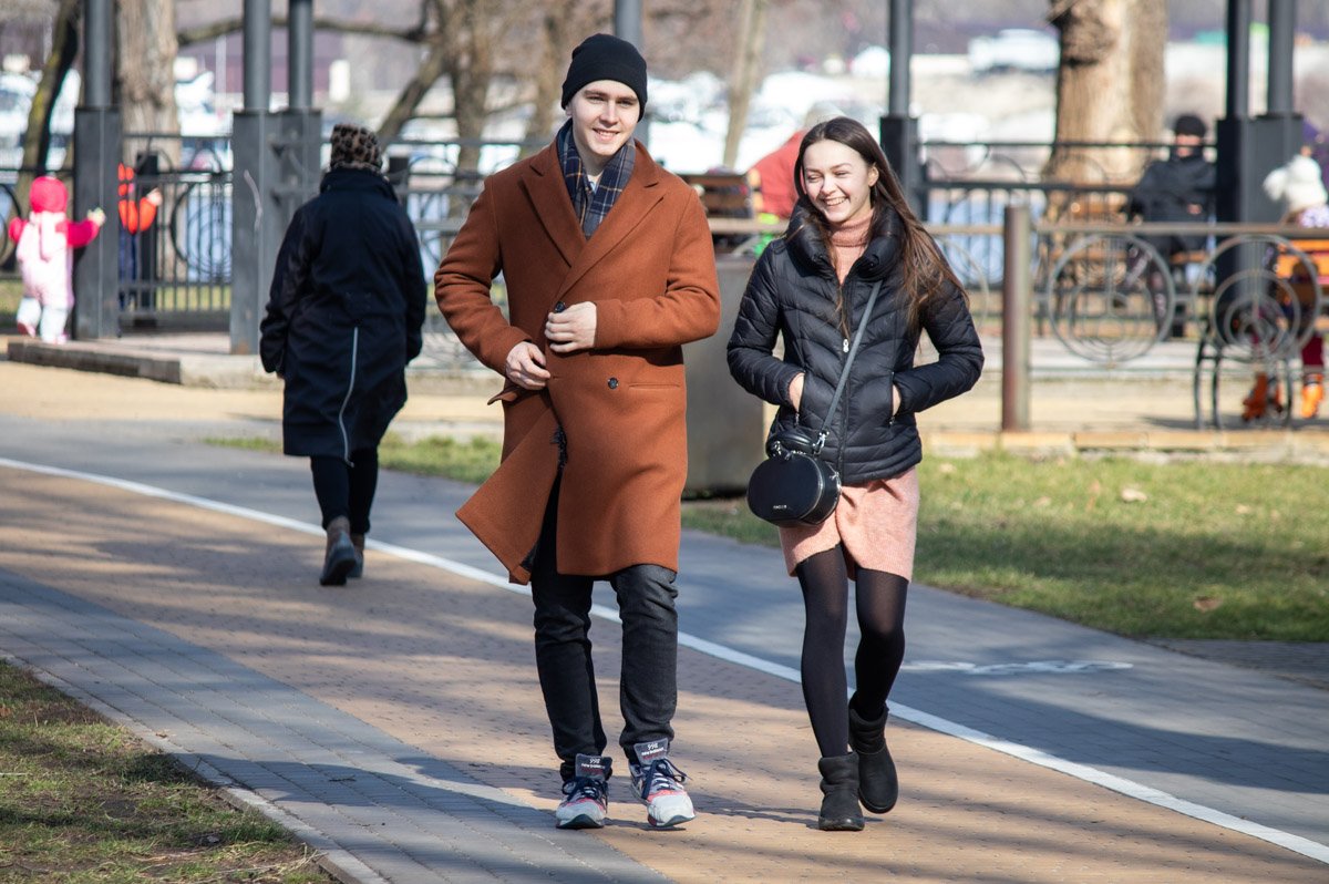 Хотя для радости достаточно и просто любимого человека рядом Хотя для радости достаточно и просто любимого человека рядом