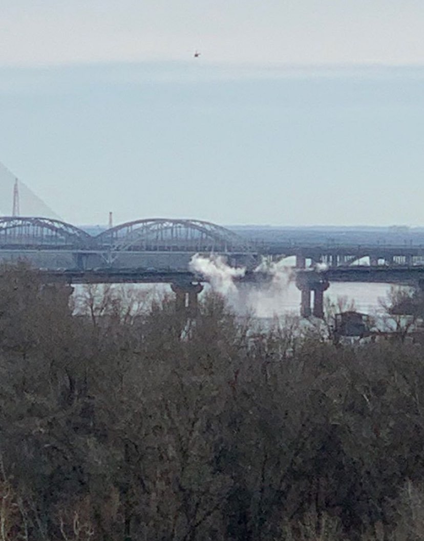 На мосту Патона произошел прорыв теплотрассы