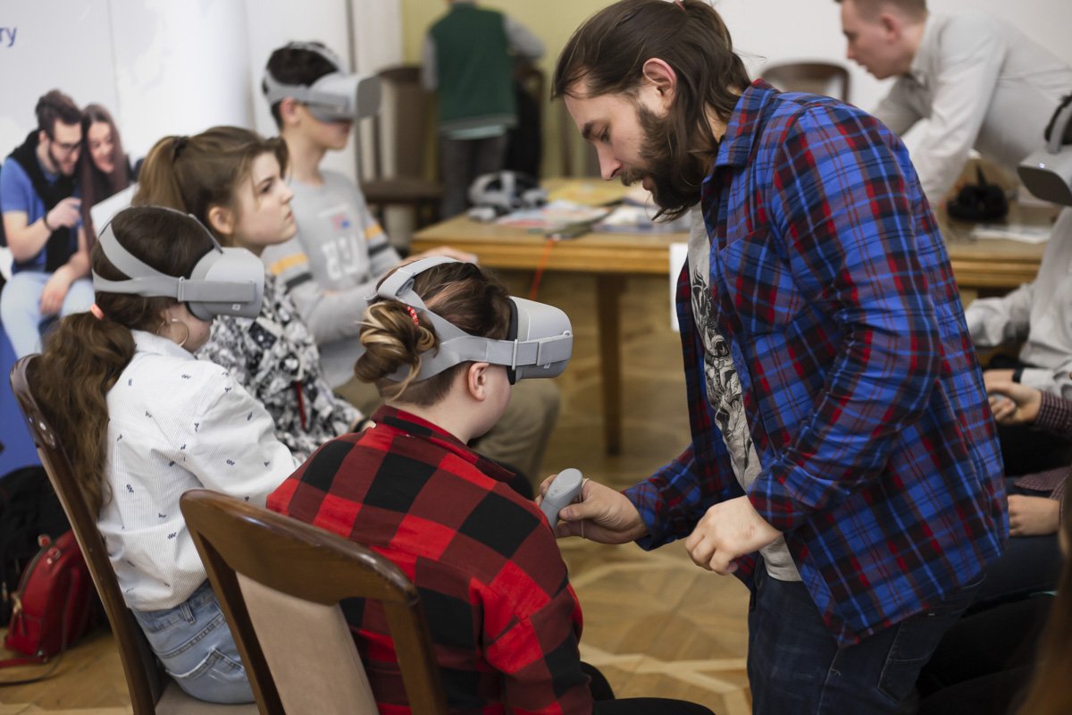 Некоторые даже погрузились в виртуальную реальность Некоторые даже погрузились в виртуальную реальность