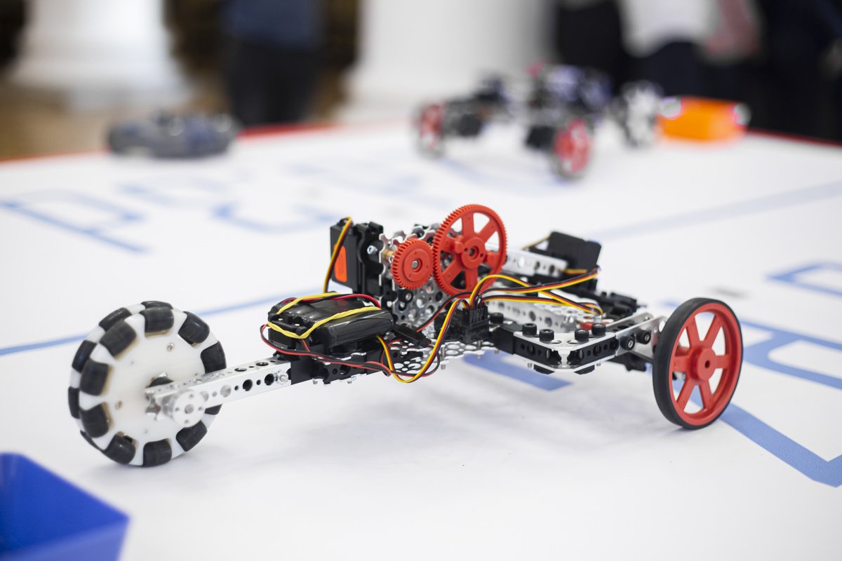 Теперь о роботехнике рассказывают даже в школах Теперь о роботехнике рассказывают даже в школах