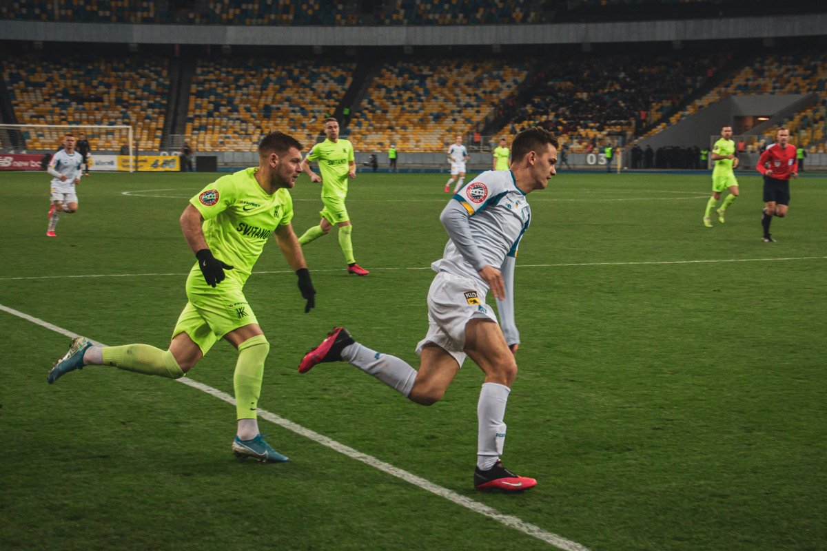 Вместо Шапаренко на замену вышел Владимир Шепелев, который разнообразил центральную зону Вместо Шапаренко на замену вышел Владимир Шепелев, который разнообразил центральную зону