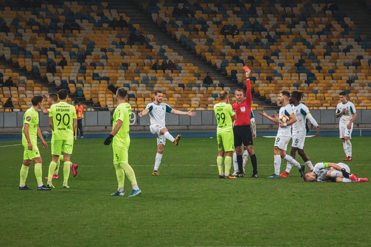 Перед свистком на перерыв Задоя получил прямую красную карточку и оставил свою команду в меньшинстве Перед свистком на перерыв Задоя получил прямую красную карточку и оставил свою команду в меньшинстве