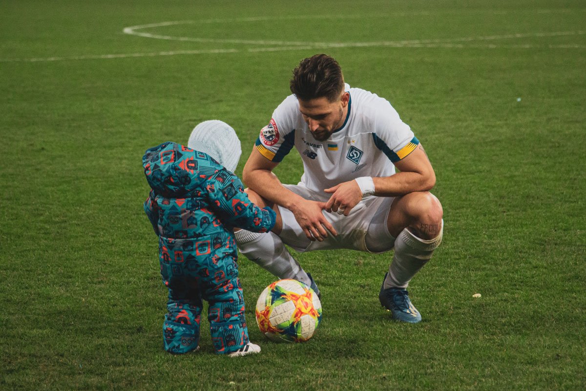 После финального свистка Фран Соль поиграл мячом с маленьким сынишкой После финального свистка Фран Соль поиграл мячом с маленьким сынишкой