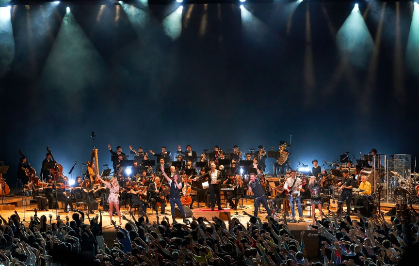 Во время шоу в рок-симфонической аранжировке можно будет услышать главные хиты Queen