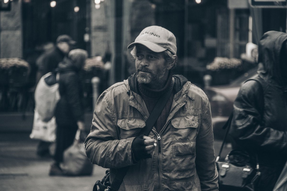 Нам неизвестно, что вынудило людей жить на улице Нам неизвестно, что вынудило людей жить на улице