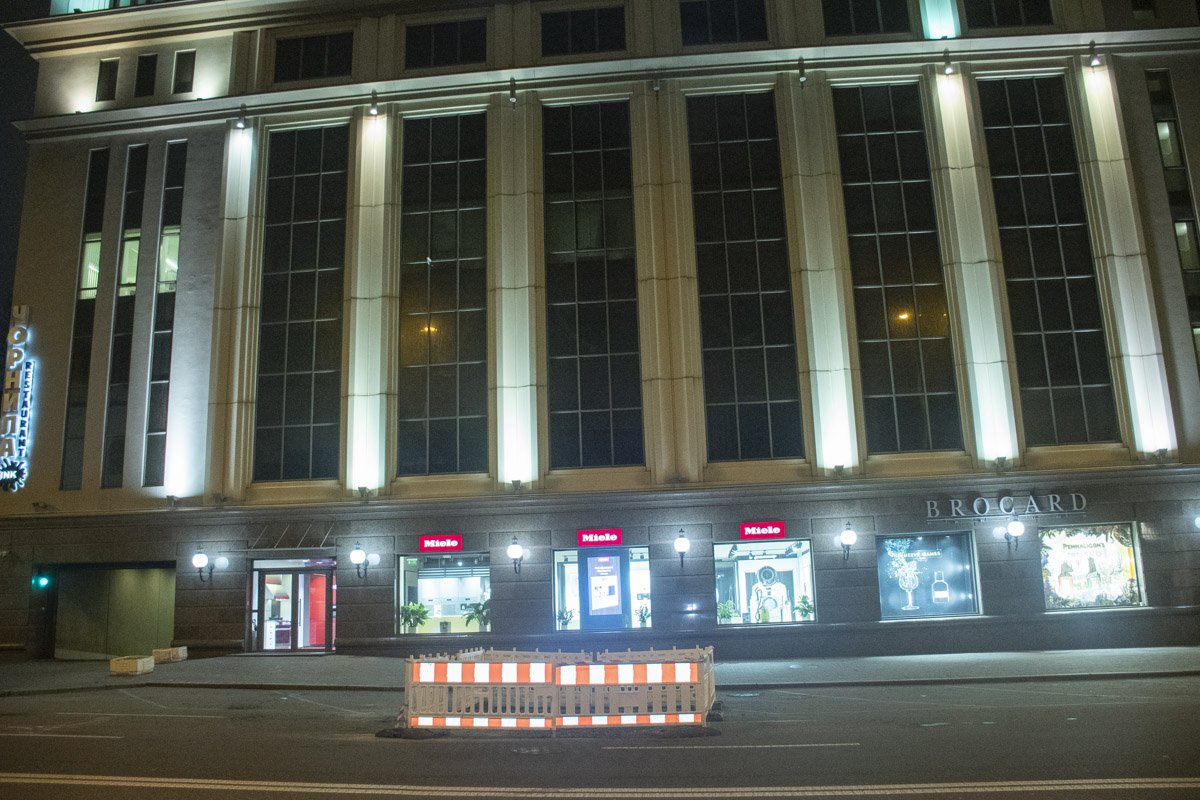 Провал занял две полосы проезжей части 