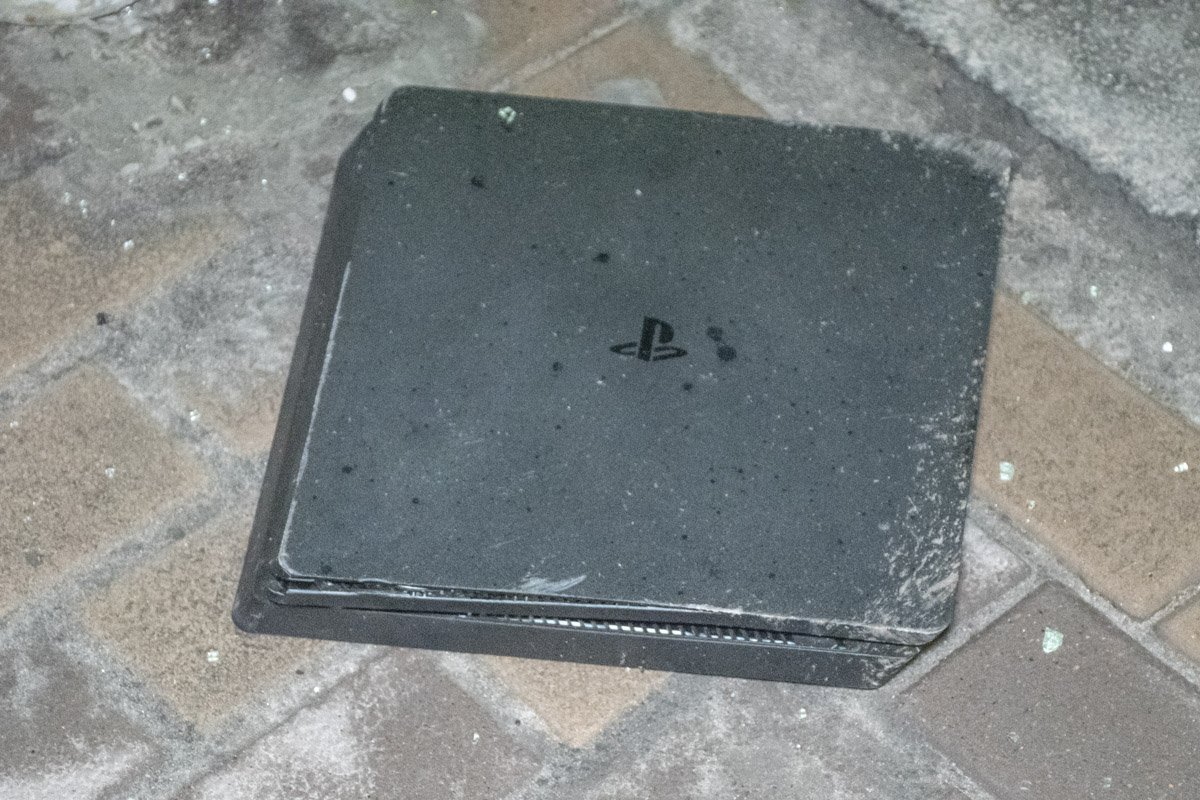 Вещи из автомобиля разбросало по дороге. На фото игровая приставка из Subaru