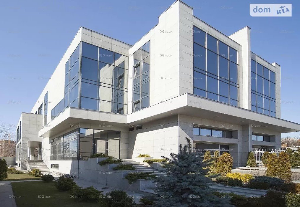 Выполнен в стиле хай-тек