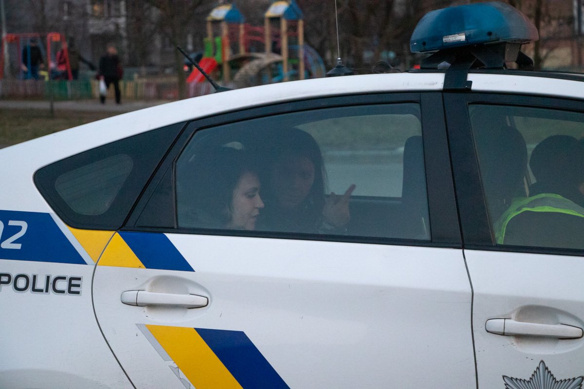 Предварительно, ножевое ранение нанесла продавщица магазина, ее доставили в районное управление полиции Предварительно, ножевое ранение нанесла продавщица магазина, ее доставили в районное управление полиции