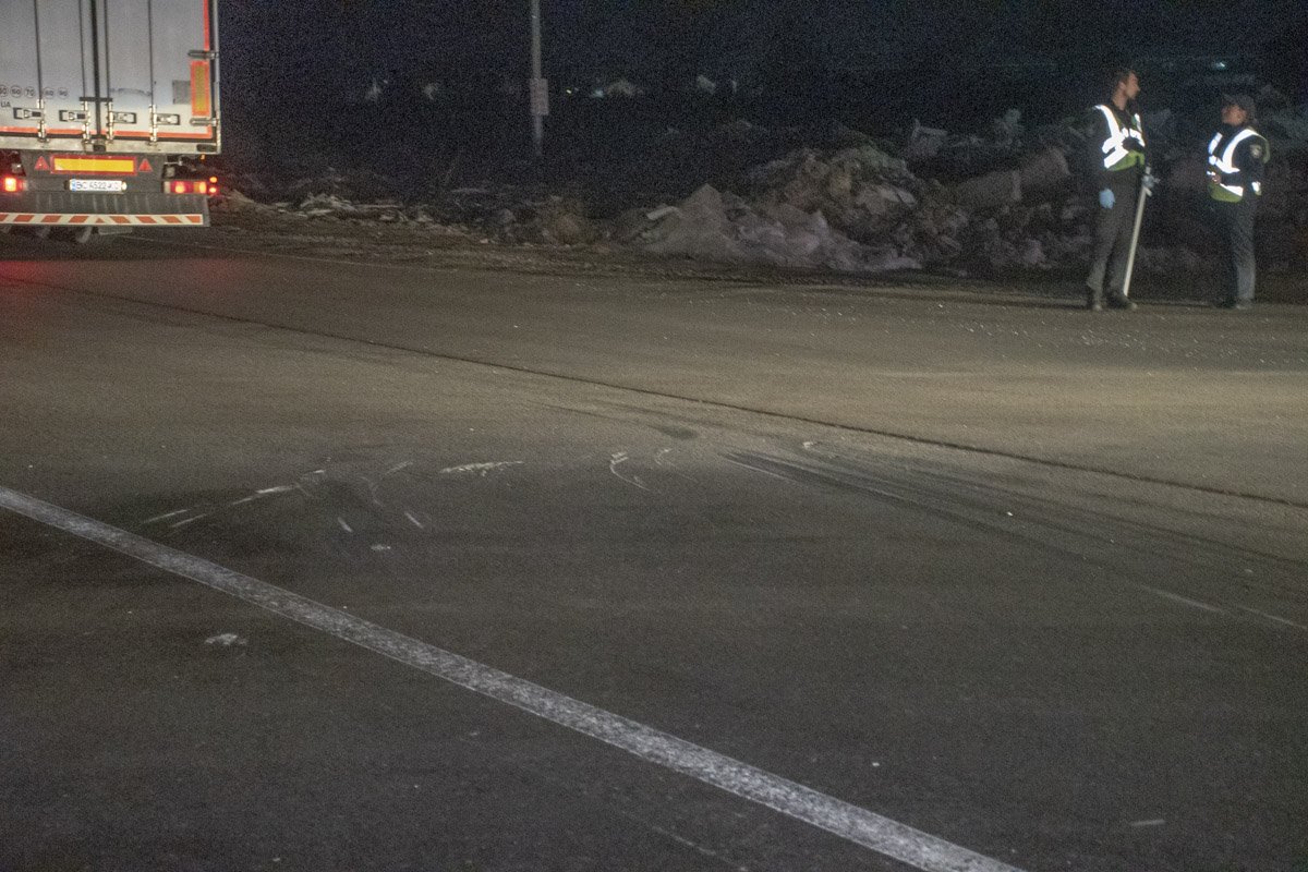 Предварительно, грузовик ехал по окружной со стороны Харькова, а легковушка выезжала со второстепенной дороги