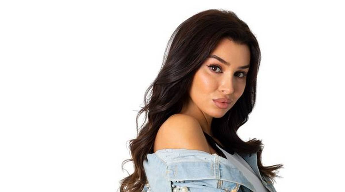 Девушка работает в интернет-магазине женской одежды