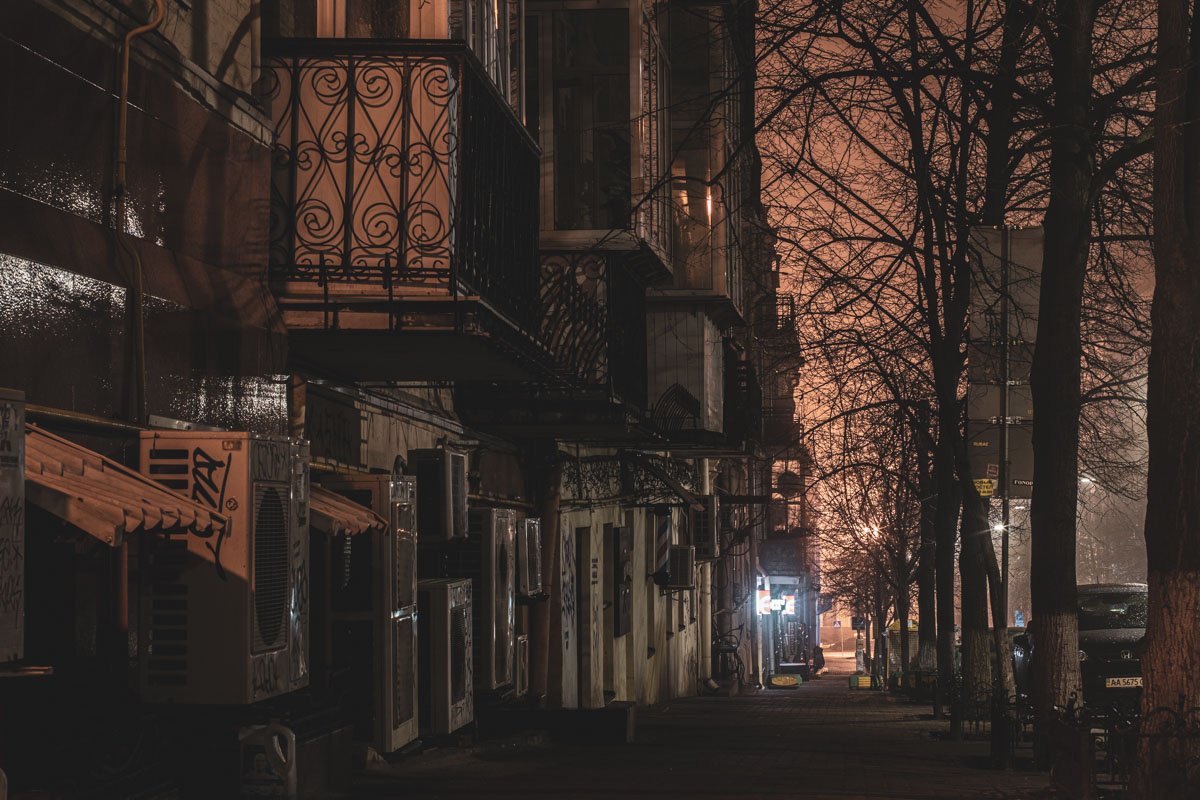 Но и этой красивой улице подпортили облик кондиционеры, трубы и мусорные контейнеры Но и этой красивой улице подпортили облик кондиционеры, трубы и мусорные контейнеры