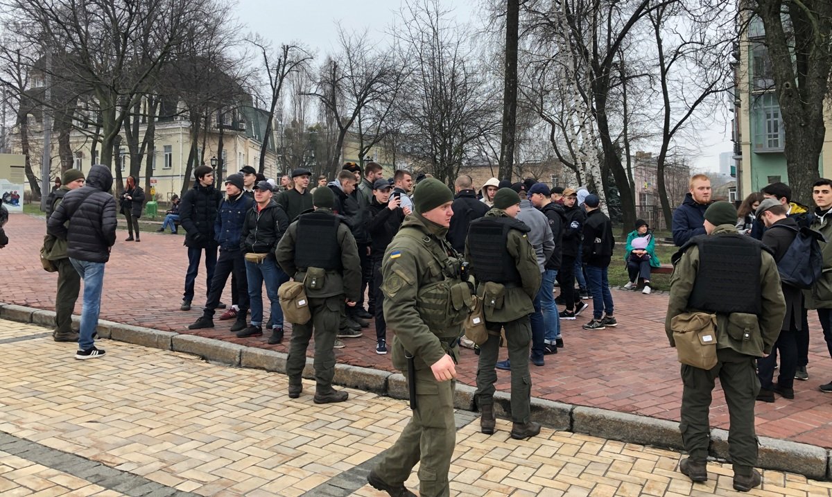 В центре собрались парни, на вид лет 20