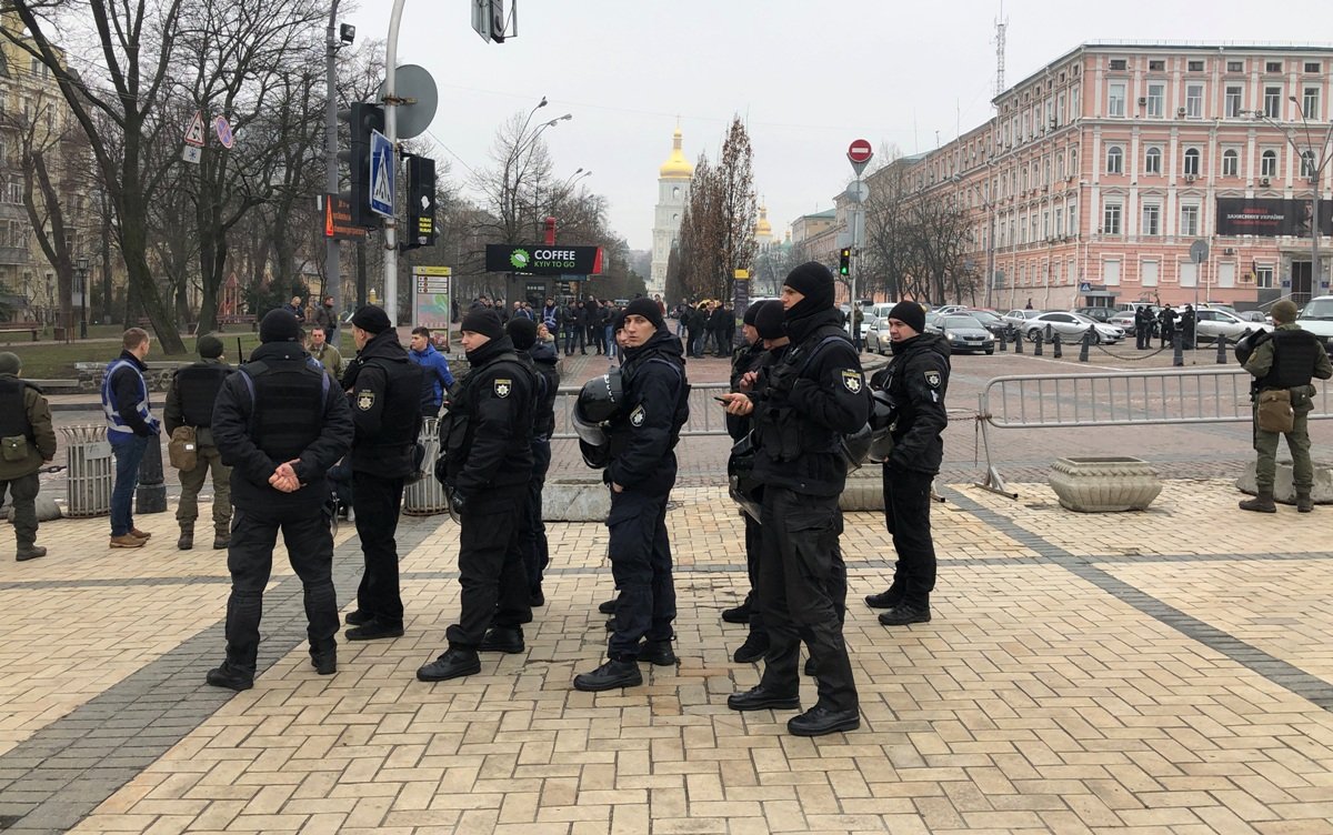 Для контроля за общественным порядком в центр стянули силовиков 