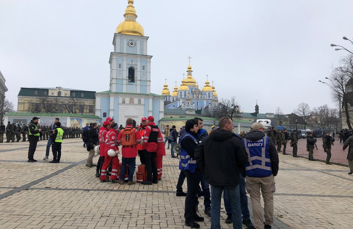 Кроме того, на месте работают медики и полиция диалога