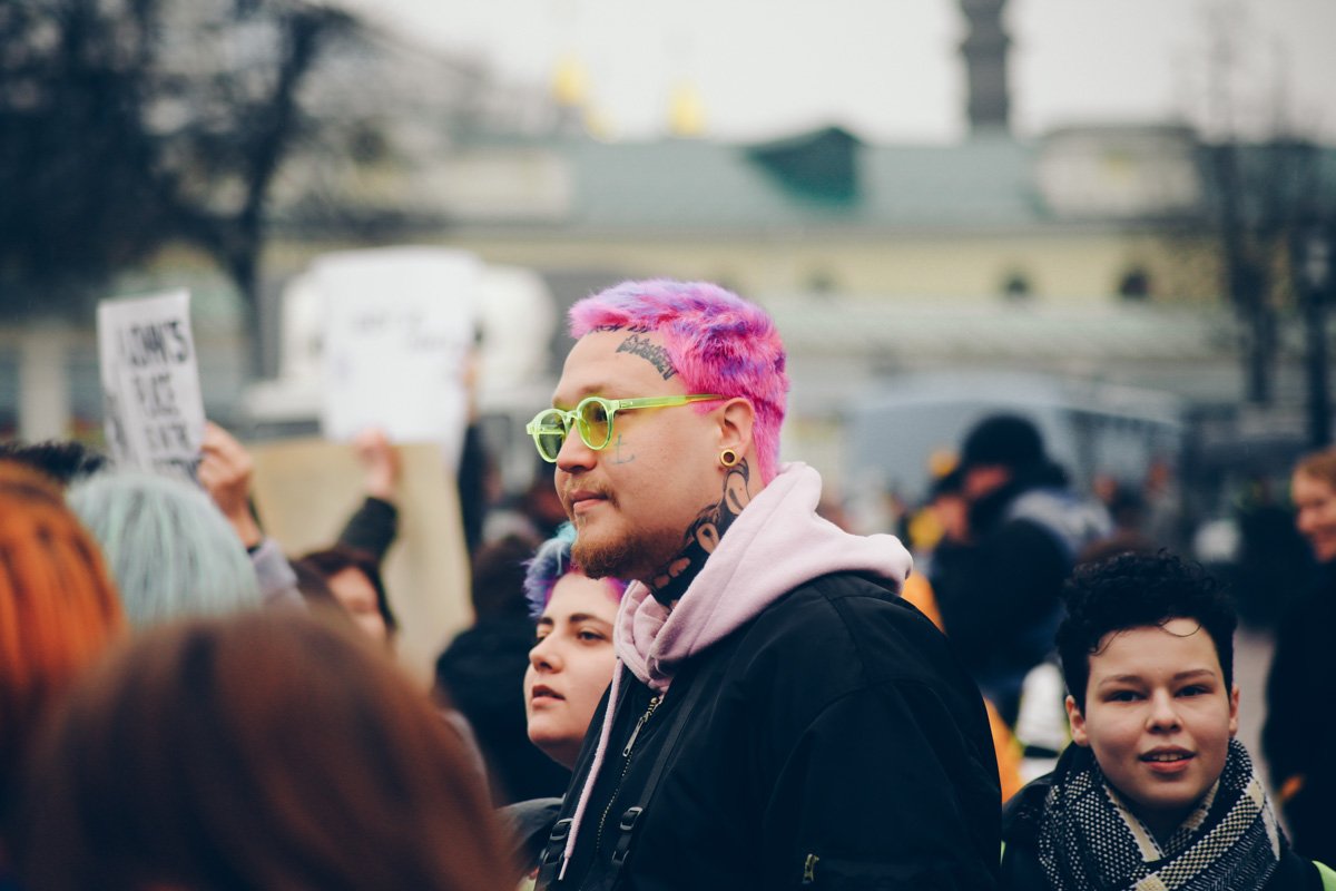 Участие в марше также приняли ЛГБТ-активисты и просто неравнодушные к равенству мужчины