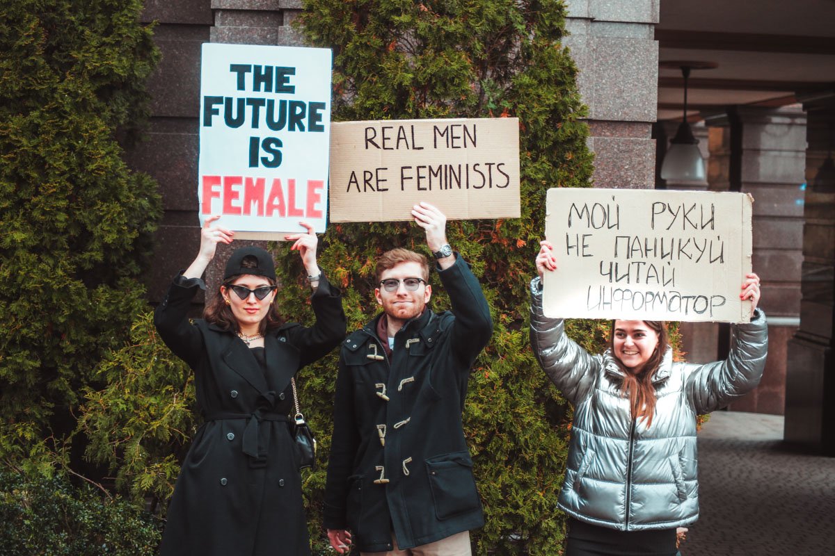 В перечень прекрасных плакатов, к слову, вклад сделал и Информатор