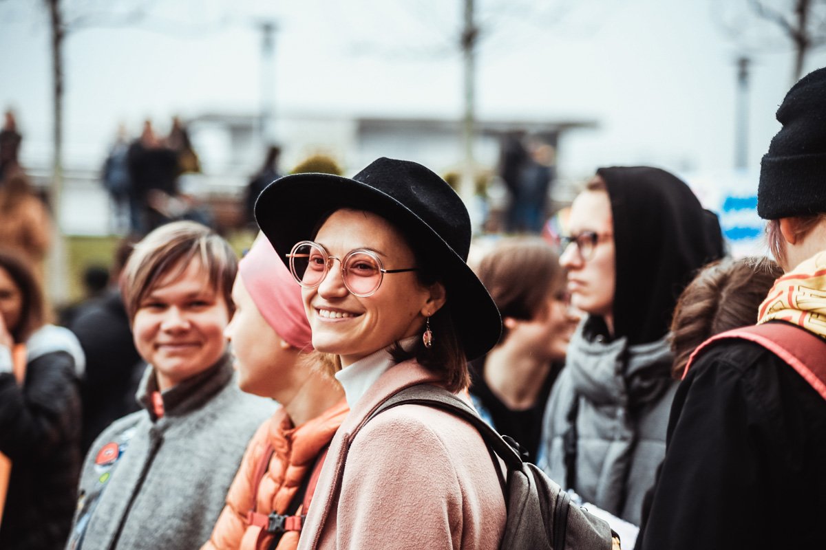 Несмотря на хмурую погоду, люди были в хорошем настроении