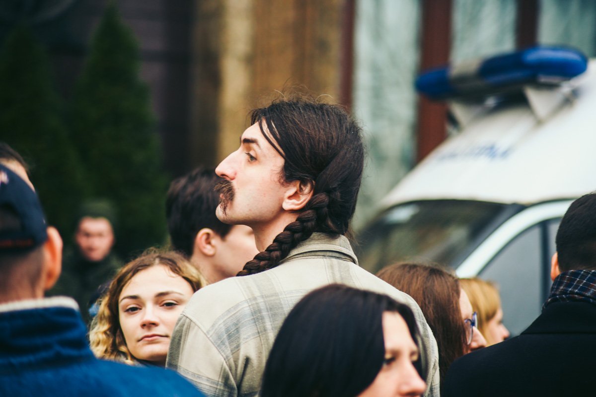 Роскошные усы могут соседствовать с очаровательной косой