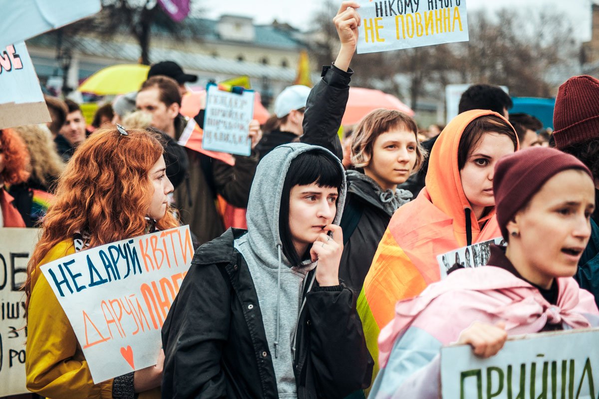 А задумчивые лица легко сочетаются с волной позитива