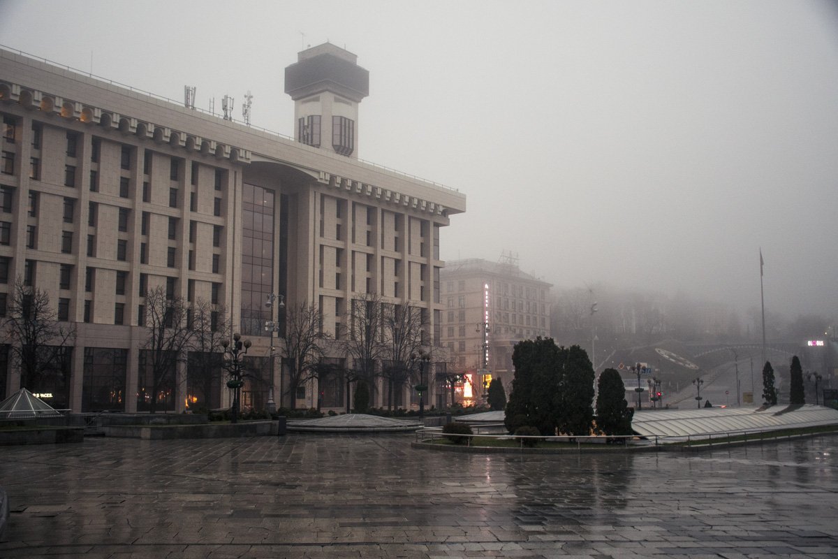 Здания уже в сотне метров становятся призрачными, ненадежными, а затем и вовсе теряются и исчезают в тумане Здания уже в сотне метров становятся призрачными, ненадежными, а затем и вовсе теряются и исчезают в тумане