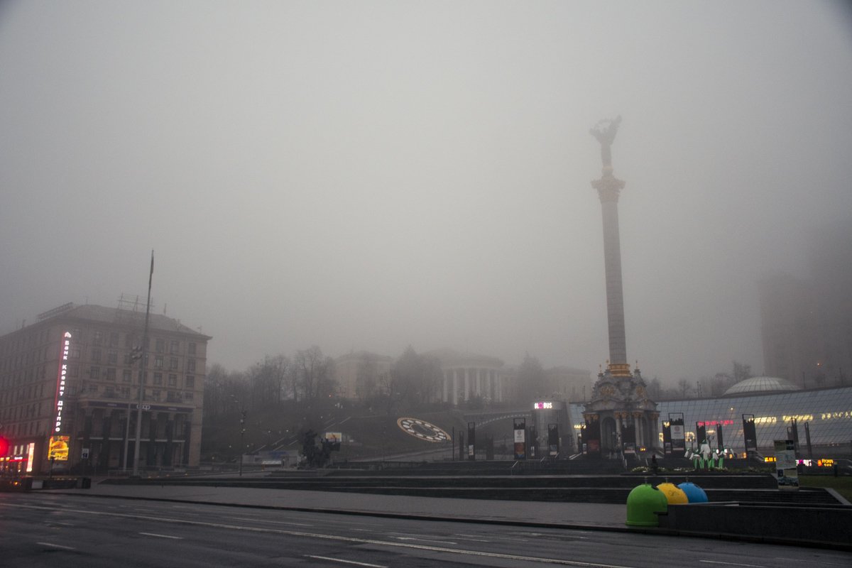 Никого нет ни возле стеллы Независимости... Никого нет ни возле стеллы Независимости...