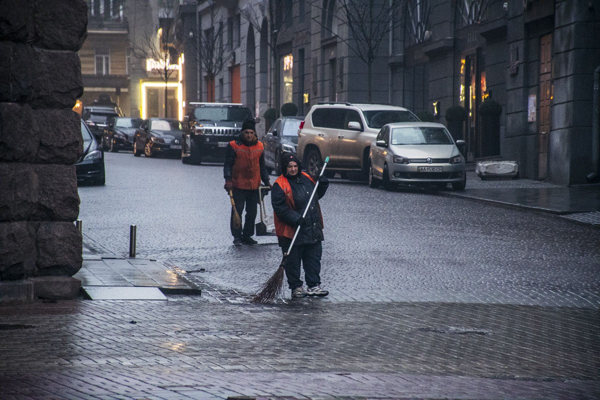 Зато уборщики всегда на страже чистоты столицы Зато уборщики всегда на страже чистоты столицы