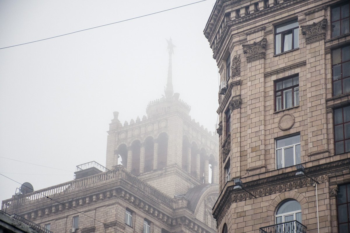 Туман добавляет благородства и без того прекрасной архитектуре центра Туман добавляет благородства и без того прекрасной архитектуре центра