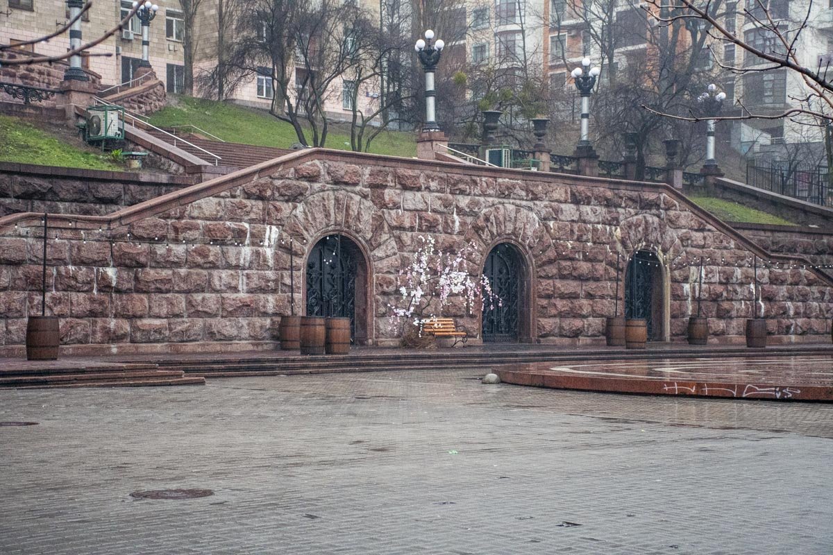 Что говорить о людях, если даже фонтаны притаились Что говорить о людях, если даже фонтаны притаились