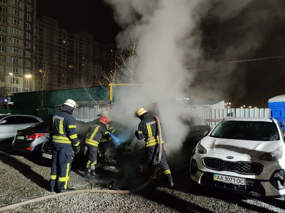 По адресу проспект Петра Григоренко, 18 по неизвестным причинам загорелся Range Rover