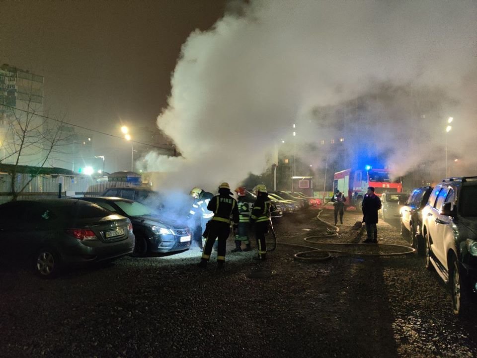 Огонь перекинулся на машины, которые были припаркованы рядом