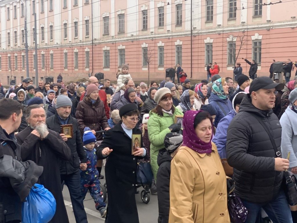 В Виннице 7000 людей провели крестный ход против коронавируса