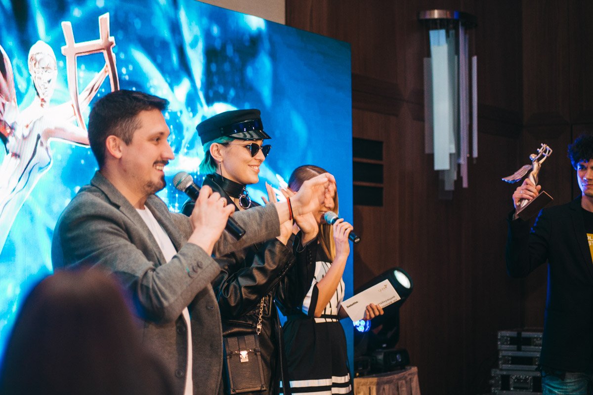 Статуэтку за «Лучший электронный хит» забрала MARUV Статуэтку за «Лучший электронный хит» забрала MARUV