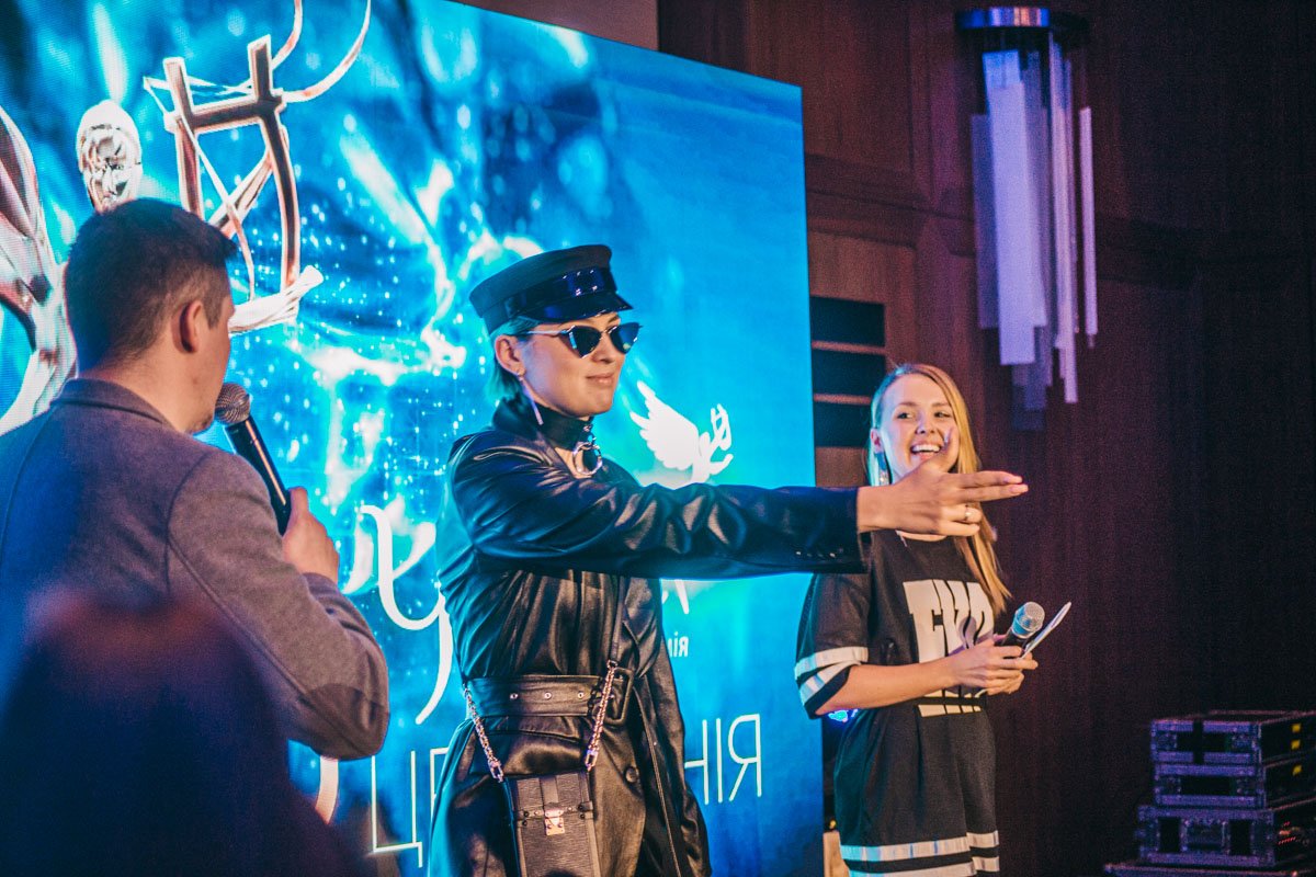 За трек «Siren Song» За трек «Siren Song»